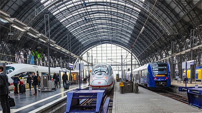Frankfurter Hauptbahnhof mit Zügen und Menschen (verweist auf: Anreise)
