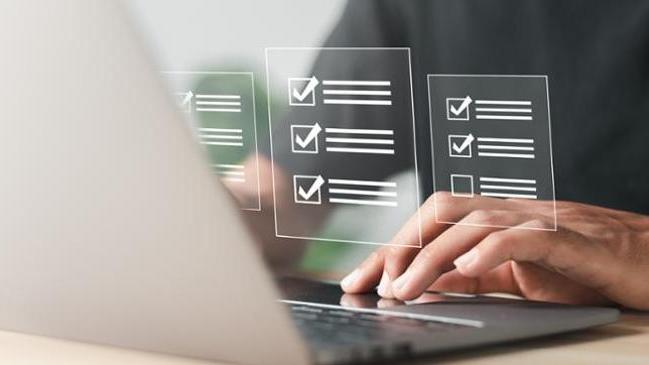 verweist auf: Berichtspflicht Questionnaire with checkboxes, filling survey form online, answer questions of test. Survey form concept. Education futuristic technology and learning concept. (verweist auf: Berichtspflicht)