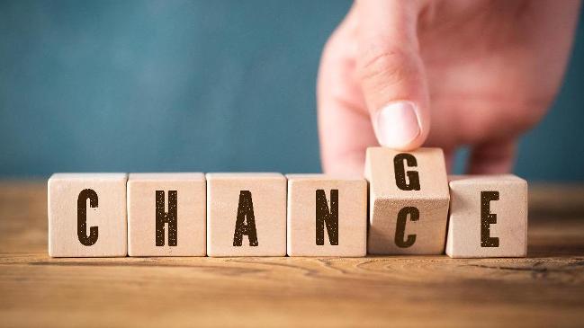 verweist auf: Evaluation des InvKG Würfel, die die Wörter Chance und Change zeigen (verweist auf: Evaluation des InvKG)